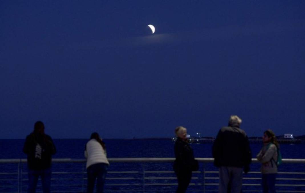 Las hermosas imágenes que dejó el eclipse lunar parcial en varios países del mundo