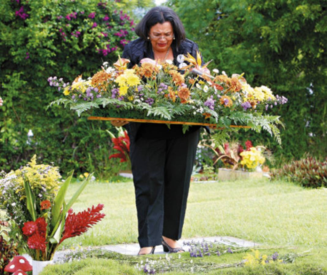 En silencio, rectora llora a su hijo
