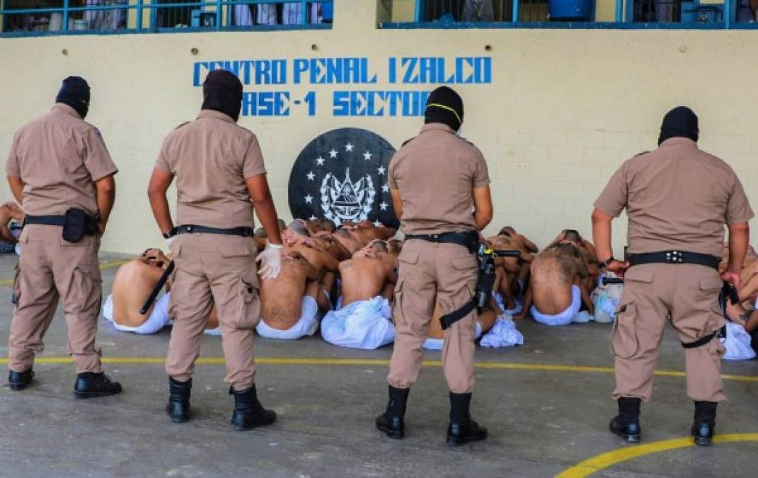 Solo con pantaloneta y tapaboca, imágenes de pandilleros presos en El Salvador que le dan la vuelta al mundo