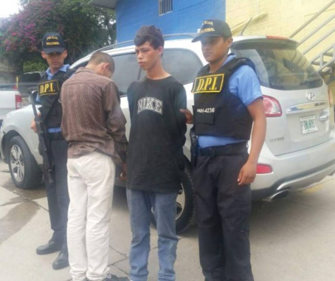 Policía detiene a dos supuestos robacarros en Tegucigalpa