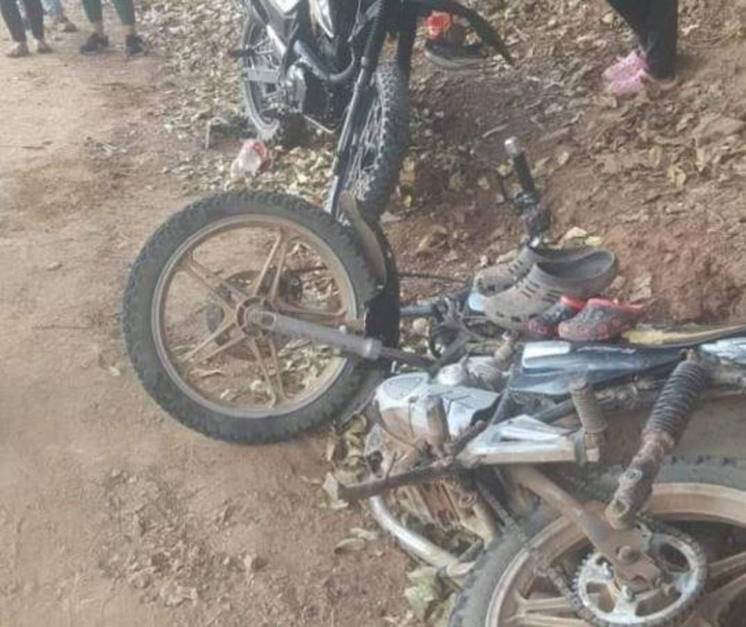 La imagen captada por vecinos de la zona del accidente muestra las sandalias que el pequeño portaba al momento del accidente.