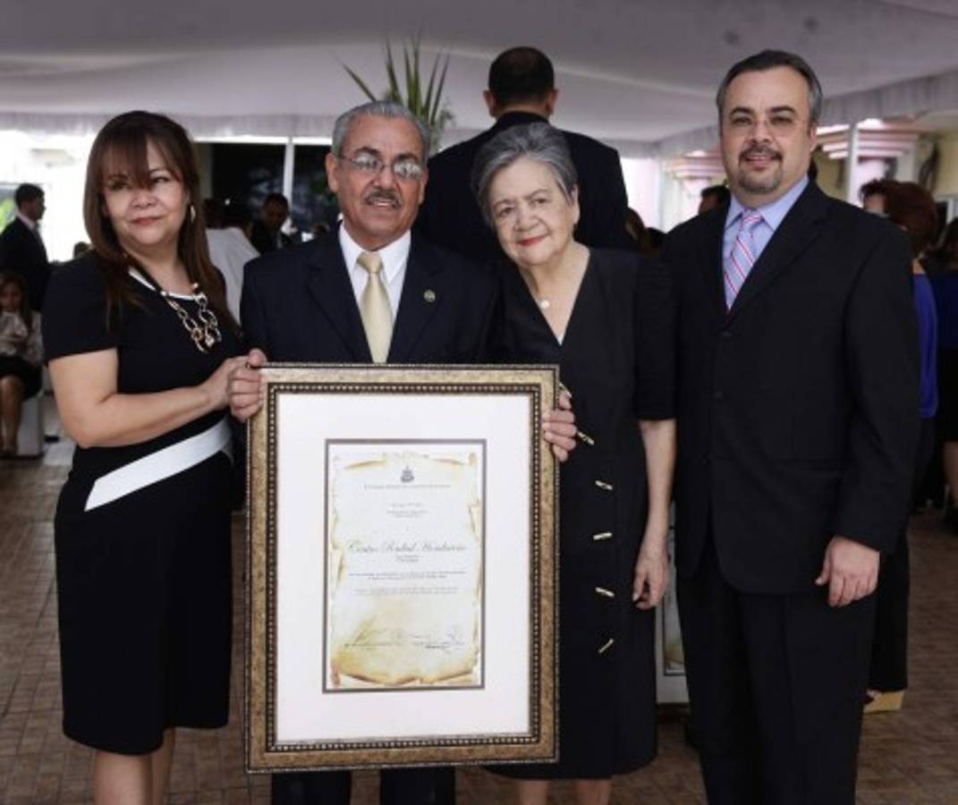 Congreso Nacional premia la excelencia y honradez