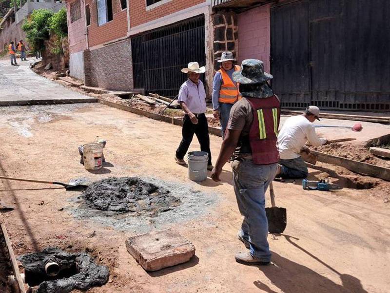 El proyecto se ejecutó en una calle que no estipulaba el contrato, debido a que no tenía aguas negras, bajo la venia de la municipalidad.