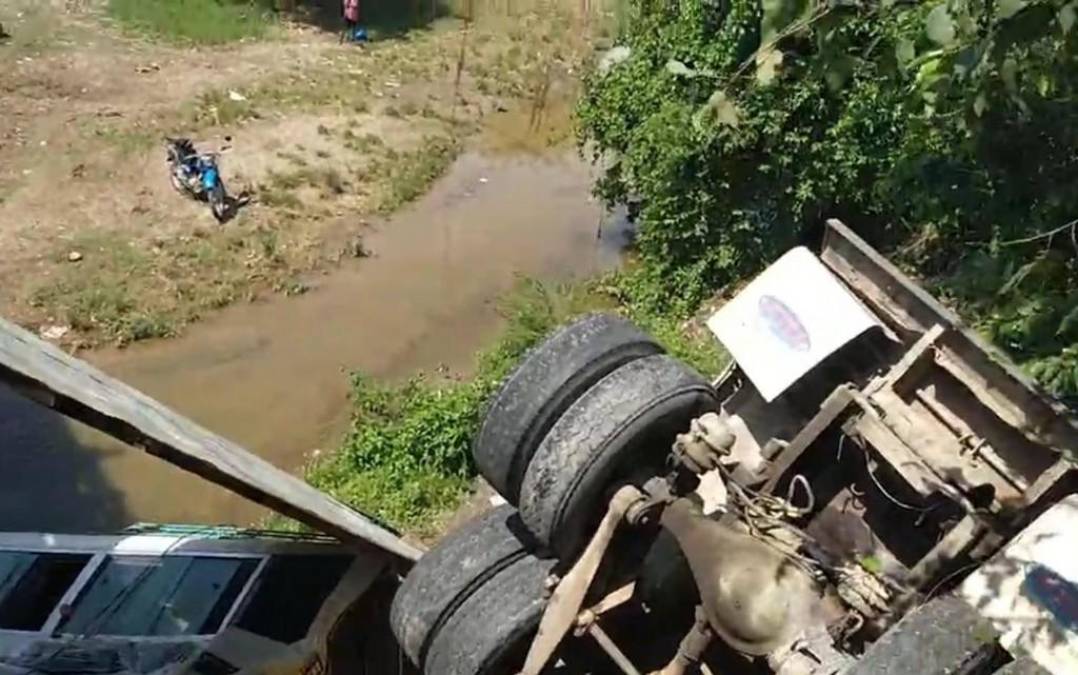 Escena del desastre: imágenes del accidente en El Progreso donde murió un niño y 15 personas resultaron heridas