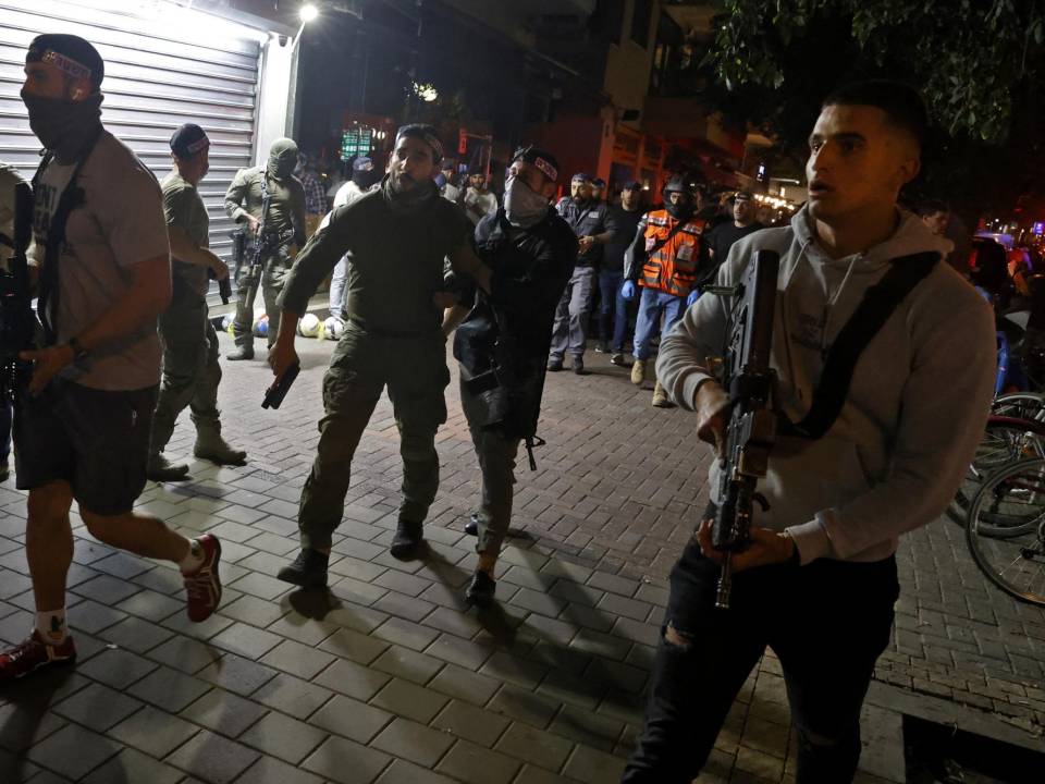 Las fuerzas de seguridad se reúnen en la escena de un ataque a tiros en la calle Dizengoff en el centro de la ciudad costera mediterránea de Tel Aviv en Israel.