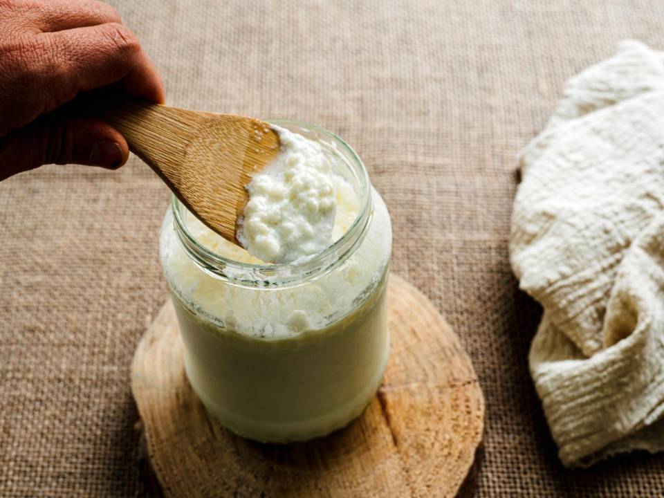 El yogur y otros alimentos fermentados son buenas fuentes de microbios buenos.