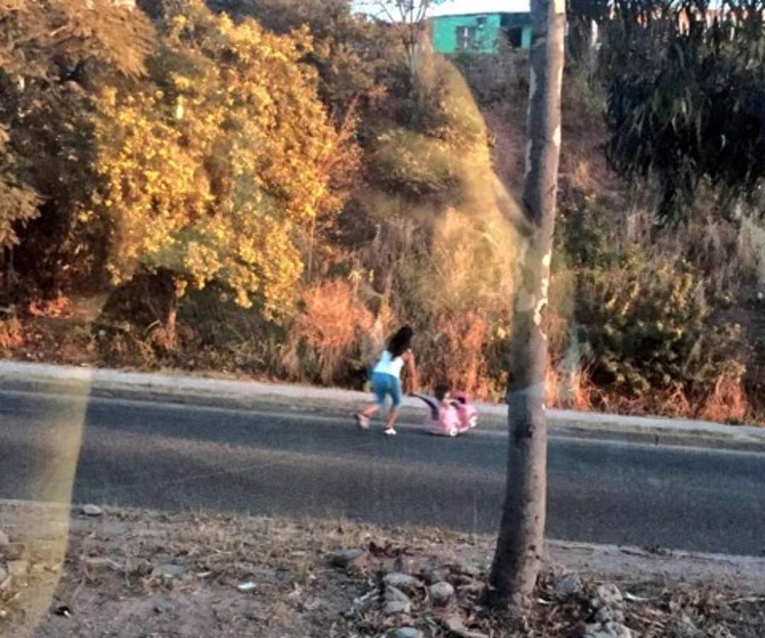 Arriesga a bebé al cruzar de forma irresponsable el anillo periférico