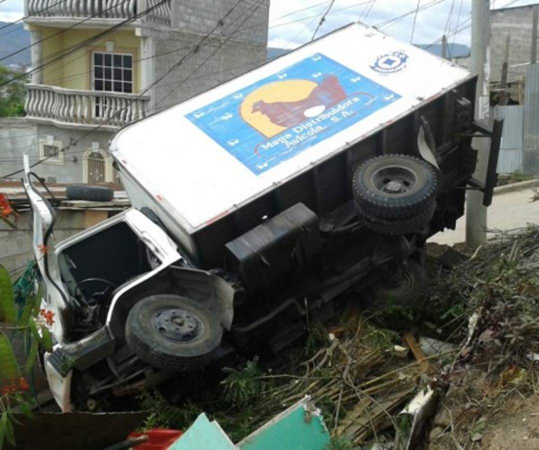 Camión cae sobre una vivienda de Tegucigalpa