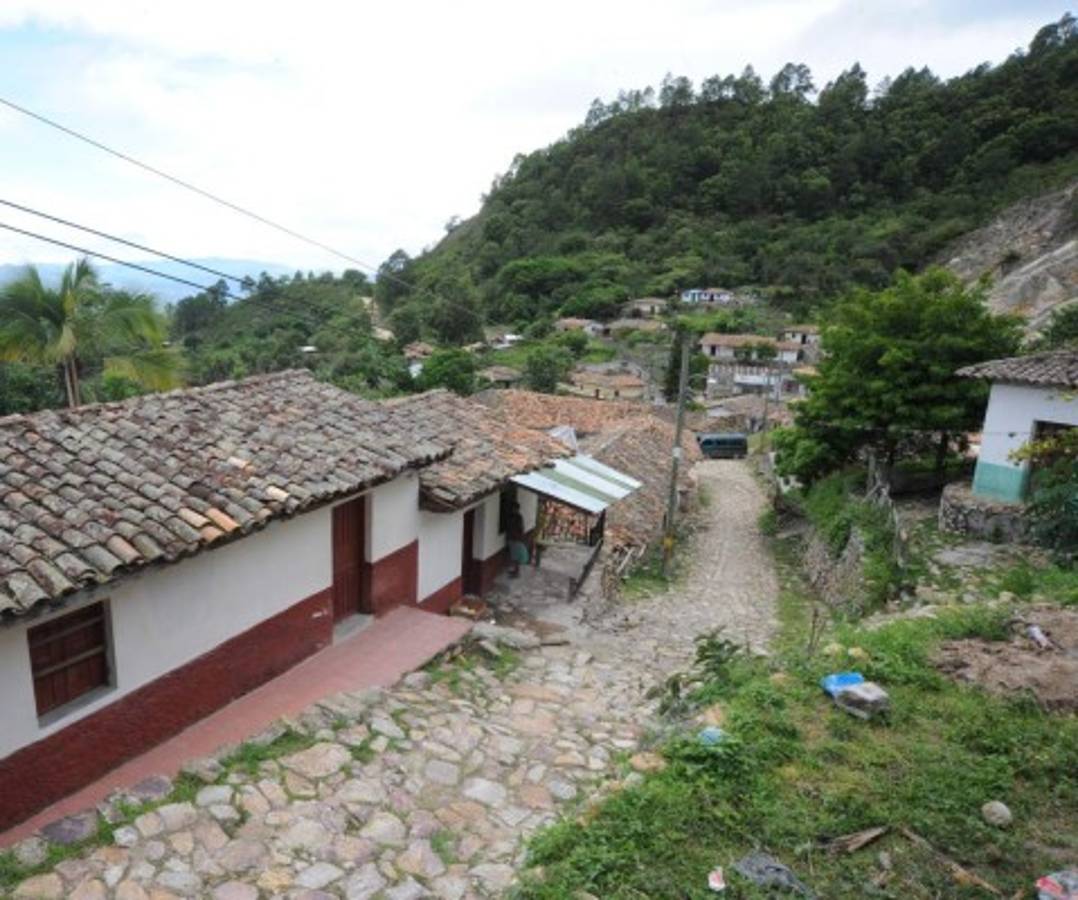 Los callejones empedrados sobreviven en el poblado minero colonial (Foto: Mario Urrutia/EL HERALDO)