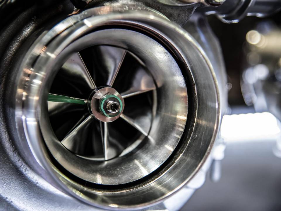 La turbina va ubicada dentro del sistema de la transmisión en autos de modelos antiguos y hasta el modelo 2010.