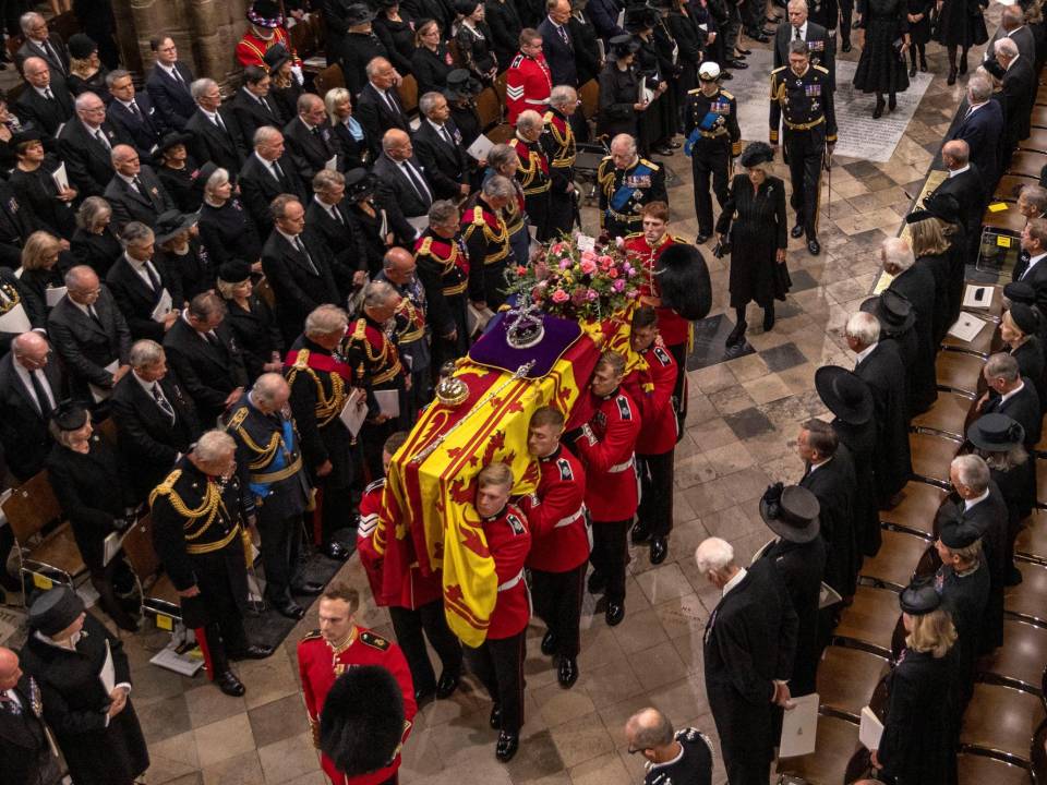 La reina Isabel II, la monarc con más años de servicio en el país, que murió a los 96 años después de 70 años en el trono, será honrado con un funeral de estado el lunes por la mañana en la Abadía de Westminster.