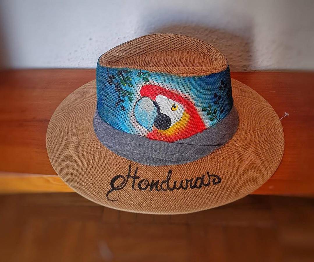 Sus artículos llevan ese toque especial que los identifica como hondureños y la guara roja es uno de los más insigne.