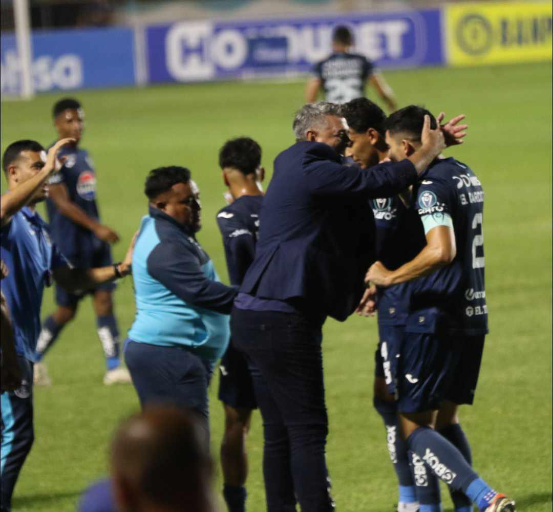 Chica viral de TikTok presente, lo que hizo Diego Vázquez y bellas damas en triunfo de Motagua