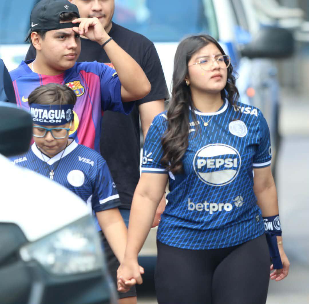 Bella policía sorprende, periodista es captada besándose y las lindas chicas en el Nacional
