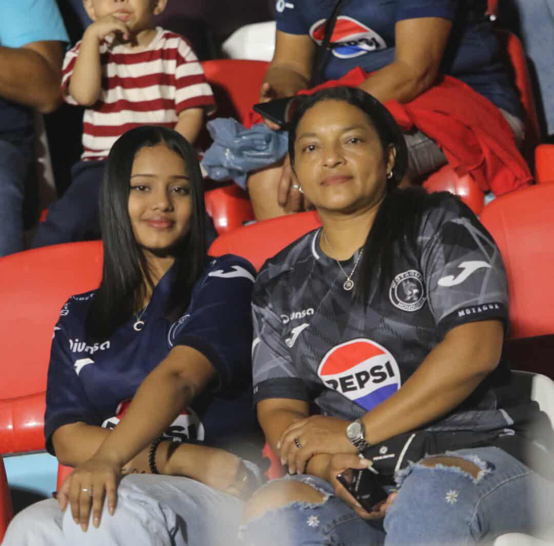 Las bellas chicas que engalanaron en el clásico entre Motagua y Marathón