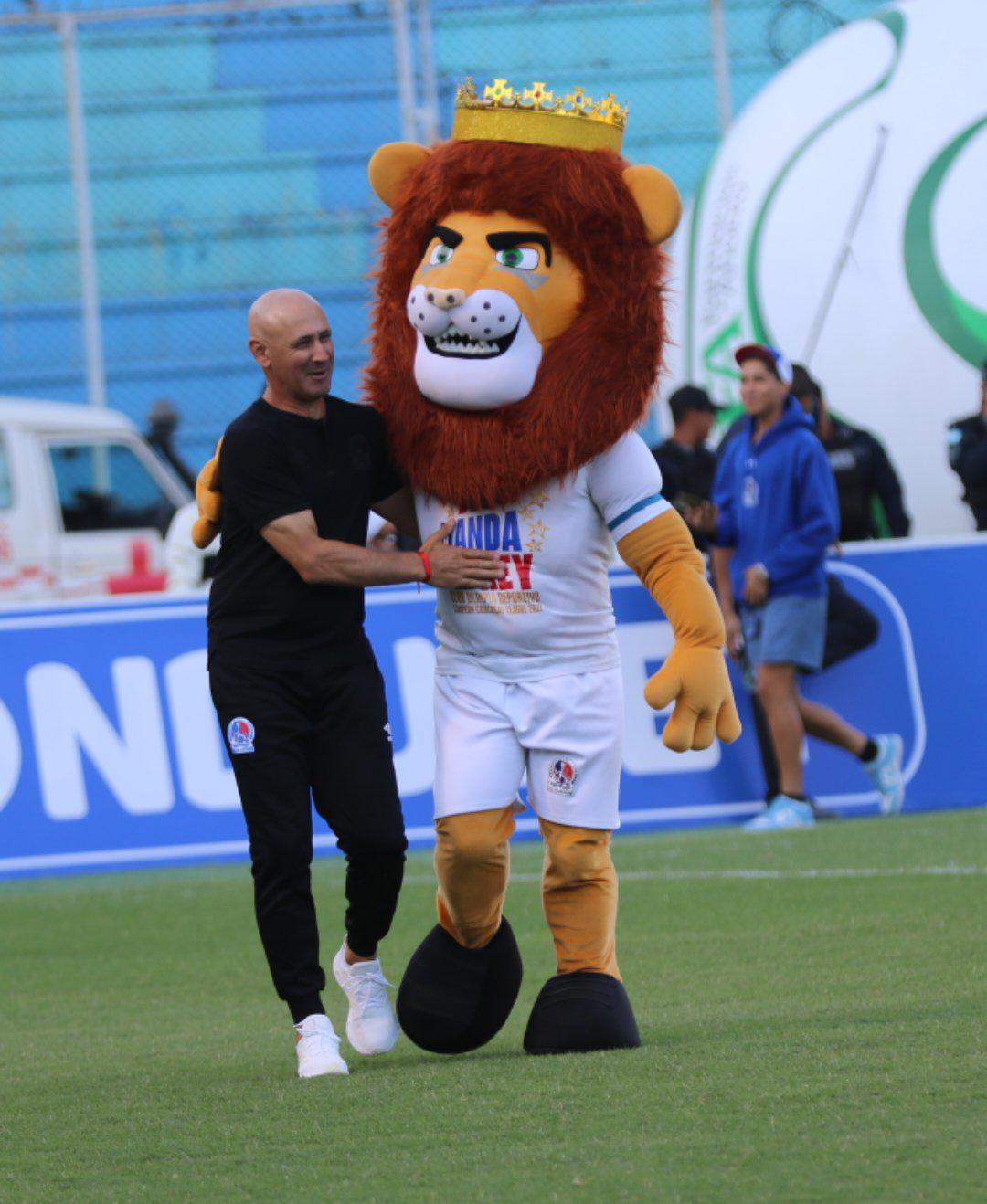 Jugadores casi se van a los golpes, aficionado es llevado de emergencia y tristeza en Marathón