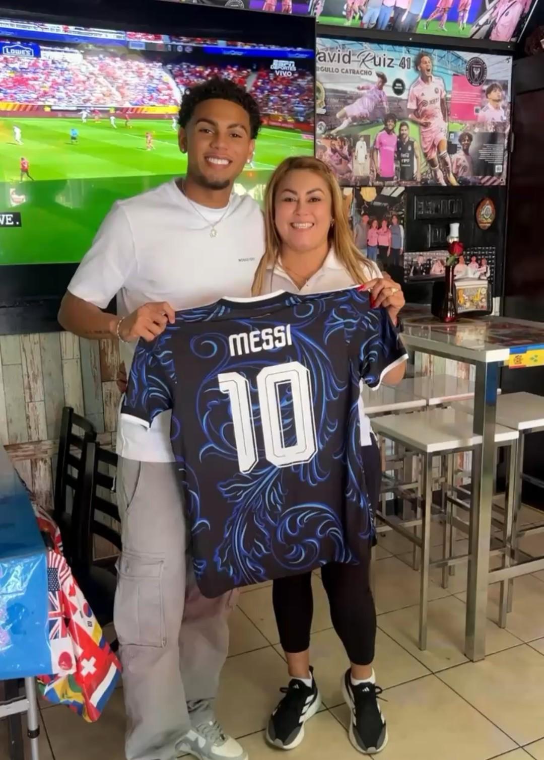 Messi sorprende a jugador hondureño y le da el regalo que todos querían