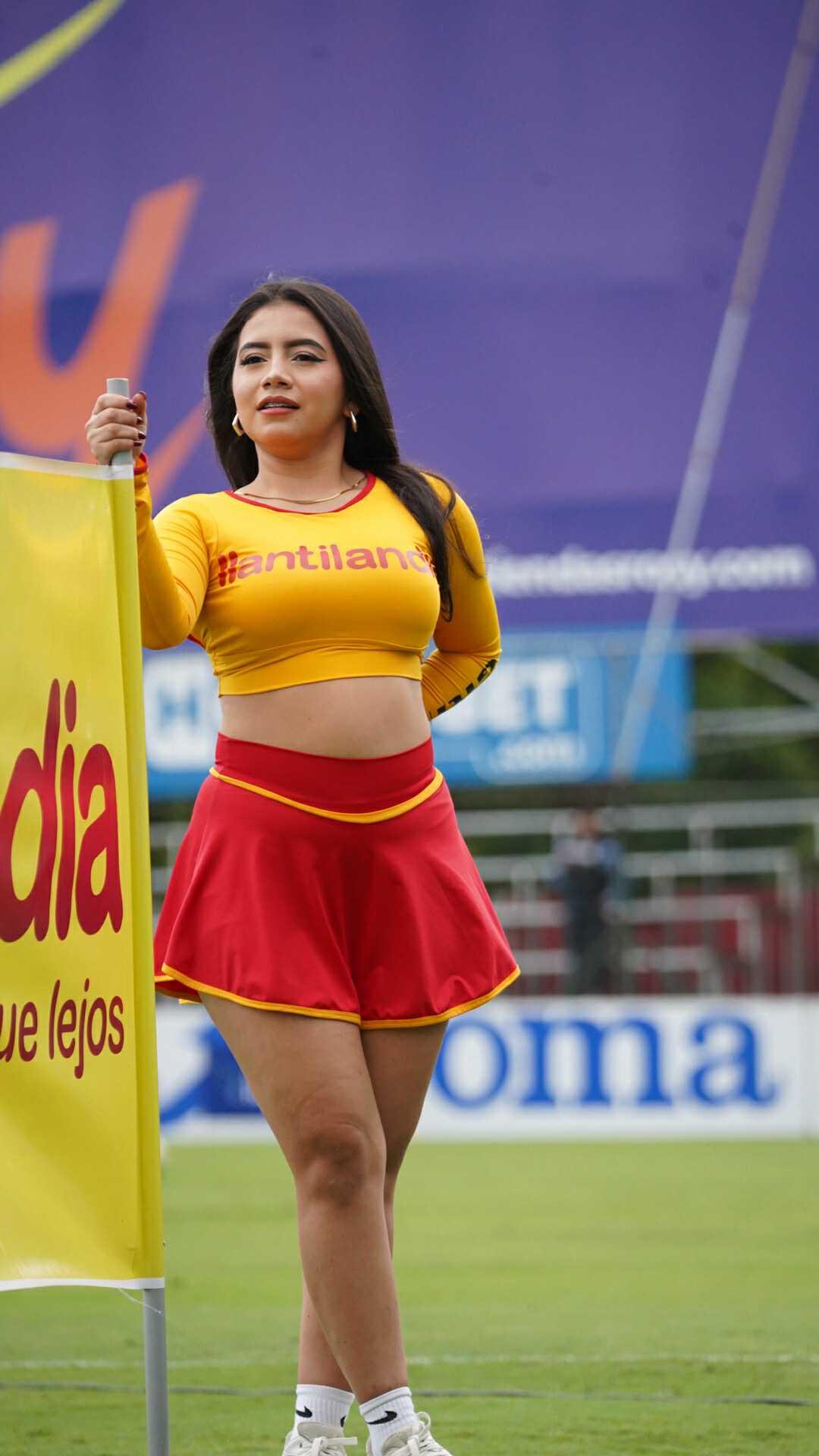 Bellas chicas se roban las miradas, abrazo al monstruo y técnico espiaba a sus rivales