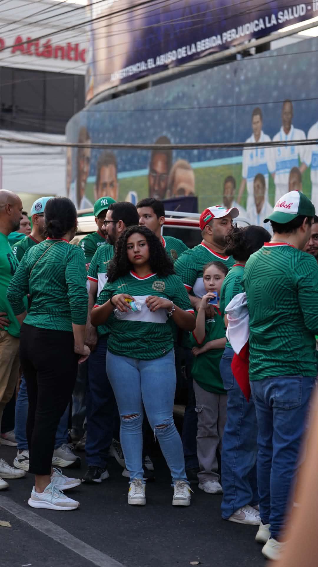Novia de jugador deslumbra y presentadora es captada apoyando a su equipo en la final