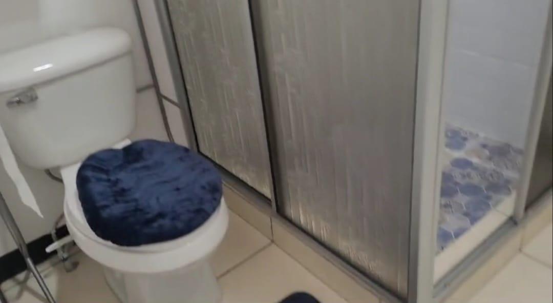 $!La lujosa habitación tiene su baño privado con estantes para toallas y gabinete para depositar la ropa interior.