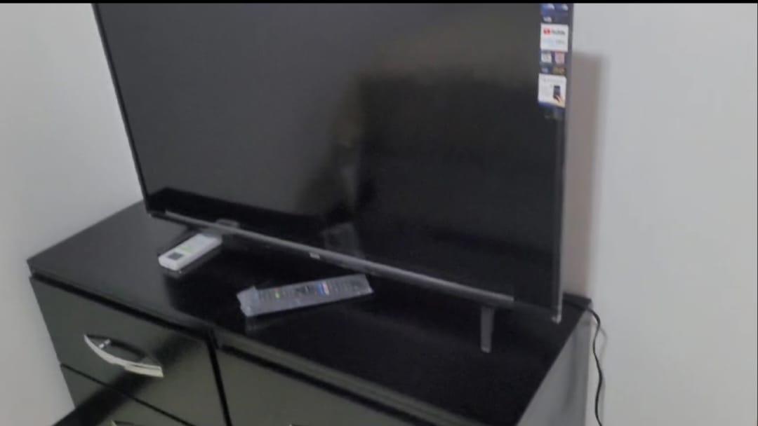 $!Este Smart TV de 43 pulgadas lo ubicaron sobre un lujoso centro de entretenimiento.