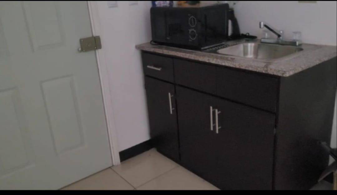 $!Un microondas ubicado sobre un gabinete con lavastros y espacio para mini bar destacó en la habitación construida en el sótano del INAMI.