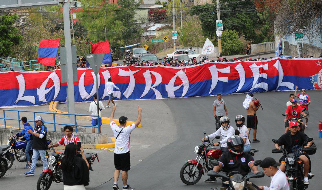 ¡Fiesta total! Así llegaron las barras de Olimpia y Marathón al estadio Nacional
