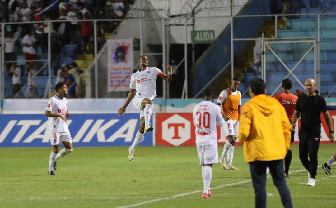 Furor por Quioto, gesto de Edwin Rodríguez con Ever Alvarado y el reconocimiento a Bengtson