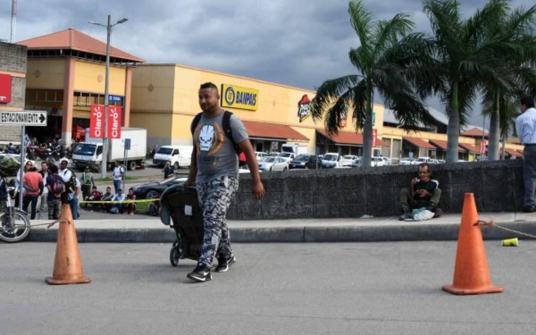 FOTOS: Hondureños se reúnen en San Pedro Sula para emprender la ruta de la segunda caravana migrante hacia Estados Unidos