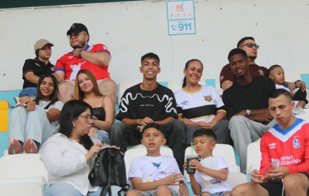 Olimpia vs Motagua: Ambiente, lindas periodistas deslumbran y barra se enfrenta a la Policía Nacional