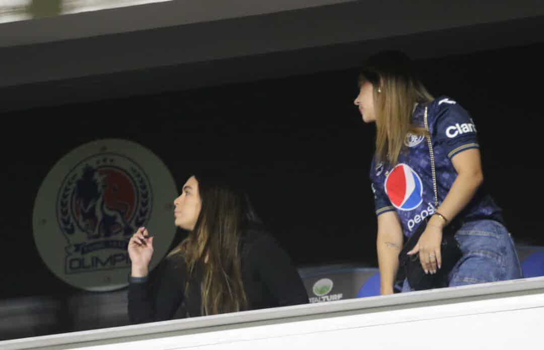 Las bellas chicas que engalanaron en el clásico entre Motagua y Marathón