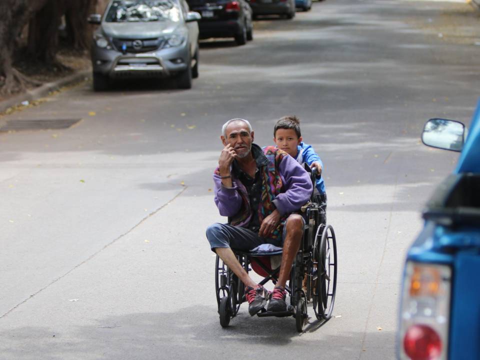 A diario por la capital se observan personas con varias discapacidades, desde no videntes hasta personas en sillas de ruedas movilizadas por familiares o amigos.
