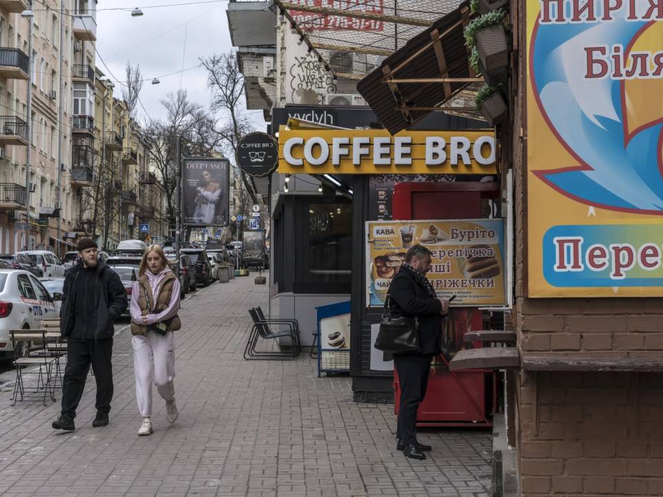 En Kiev, Ucrania, los quioscos de café atendidos por baristas que sirven mochas por menos de 2 dólares son comunes.