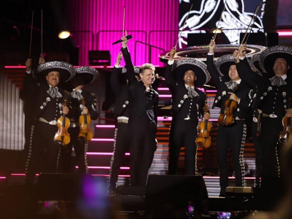Luis Miguel, el Sol de México, iluminó la capital con su show, baile y sus mejores éxitos durante su paso por Honduras. Estas son las mejores imágenes que dejó el espectacular concierto.