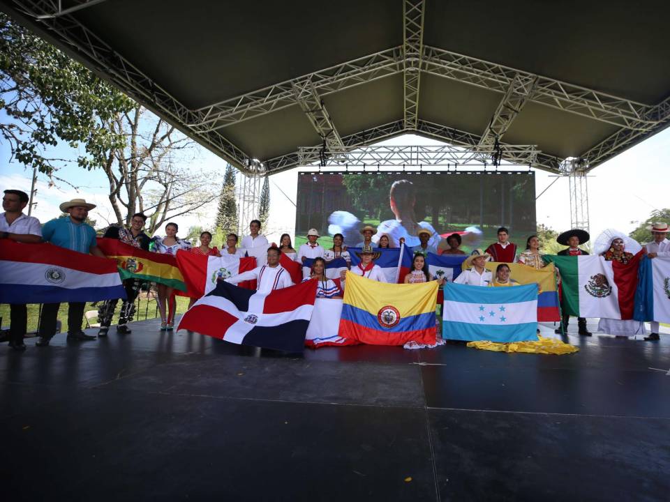 La Fiesta Panamericana demostró ser mucho más que un simple evento, fue un mágico encuentro que trascendió las fronteras, unificó la comunidad estudiantil en una celebración efervescente de la multiculturalidad y el respeto por las raíces de 17 naciones.