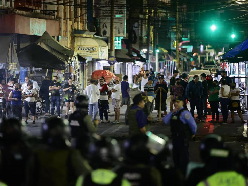 El tráfico vehícular en el centro de San Pedro Sula se interrumíó por varios minutos luego que vendedores del comercio informal salieran a protestar frente a la catedral metropolitana de la ciudad quemando llantas y cerrando la avenida en contra de los desalojos que pretendía realizar la alcaldía municipal.