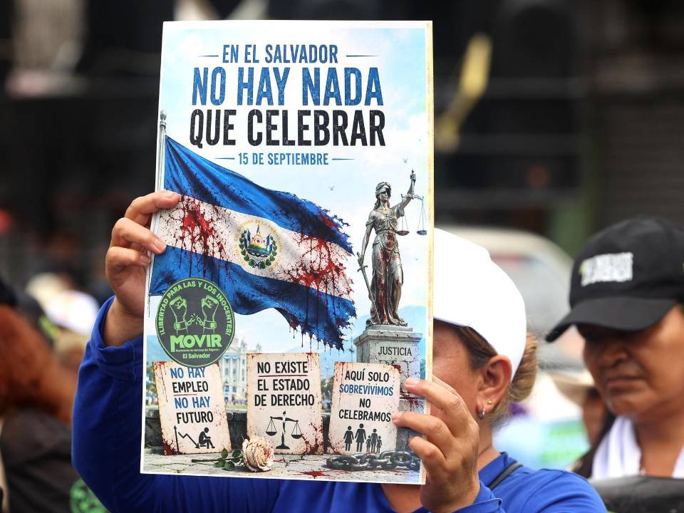<b>DEMANDAS.</b> En el Día de la Independencia, cientos de salvadoreños protestaron para exigir el respeto a los derechos humanos en el país y acusaron al Ejecutivo de Nayib Bukele de perpetrar atropellos en medio de un régimen de excepción vigente desde marzo de 2022.