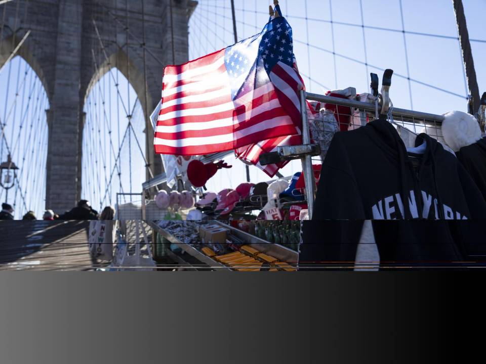 Hasta hace poco, veintenas de vendedores de souvenirs habían convertido el Puente de Brooklyn en un mol sobre el East River. (James Estrin/The New York Times)