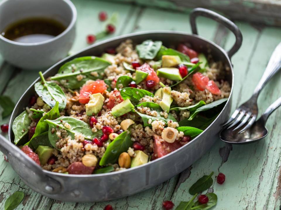 Vegetales como espinaca y aguacate, y frutos secos como almendras y cacahuate combinan perfectamente con la quinoa.