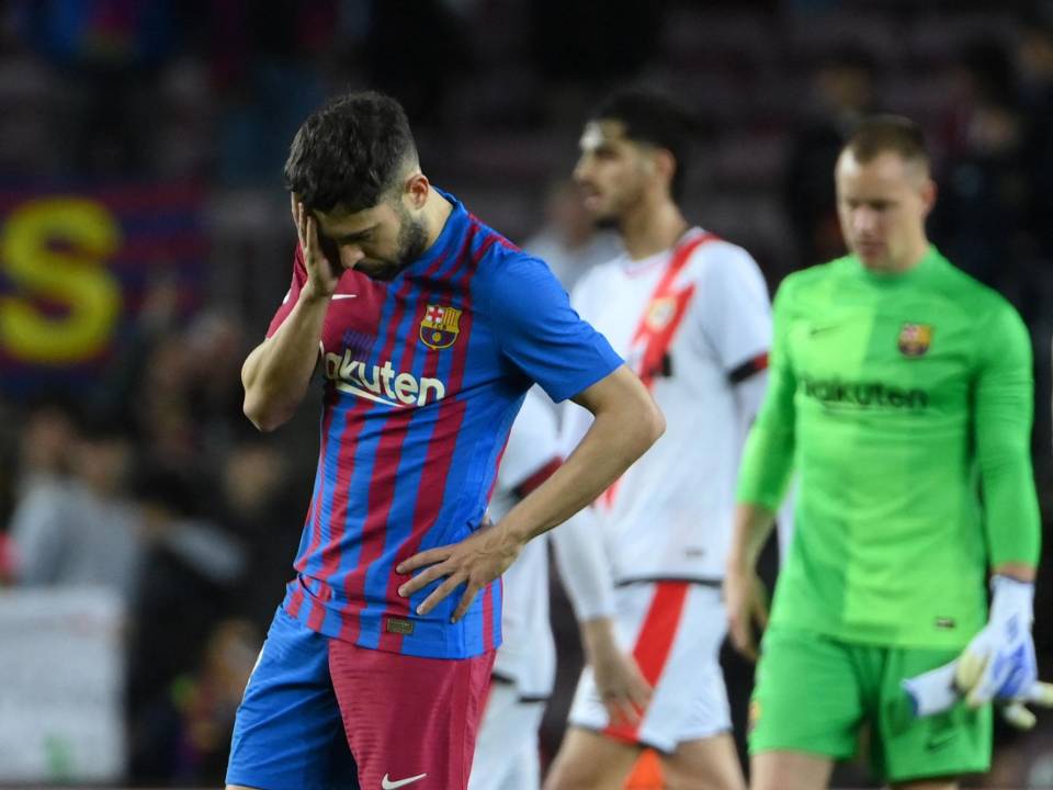 El defensa Jordi Alba reacciona al final del partido de fútbol de la liga española entre el FC Barcelona y el Rayo Vallecano de Madrid en el estadio Camp Nou.