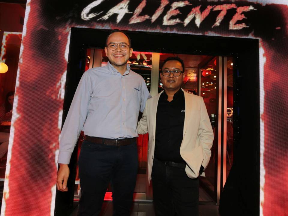 Leonel Rivas de Ficohsa junto a Abner Yuman, represente de Unicus en el lanzamiento de “Caliente”.