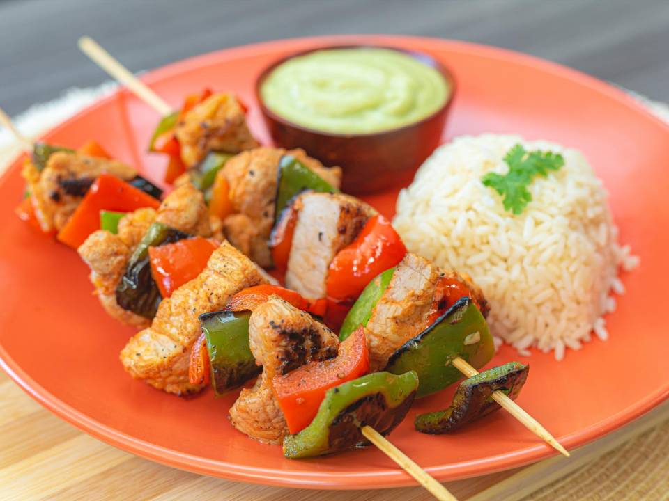 Pinchos de cerdo ranchero con salsa de aguacate y más ricuras