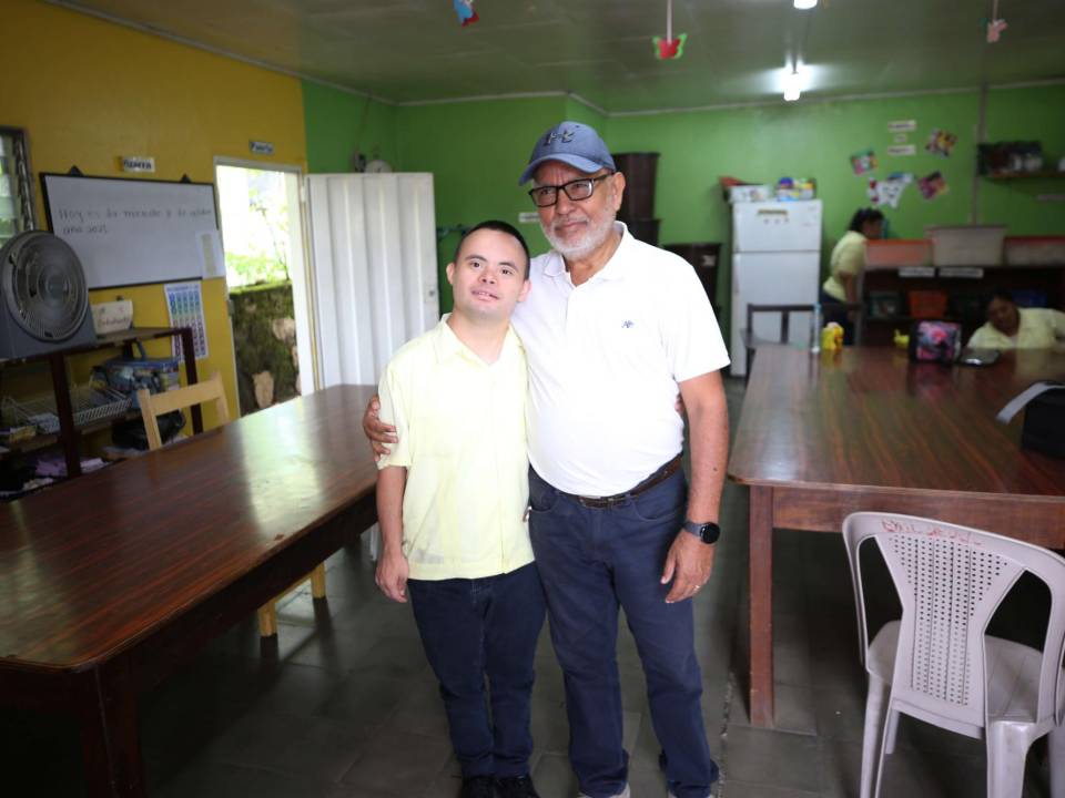 Don Edgardo junto a Christopher Ramírez desde uno de los cinco talleres que ofrece el Instituto Psicopedagógico Juana Leclerc; gracias a su esfuerzo y el de la institución, su hijo sigue evolucionando.