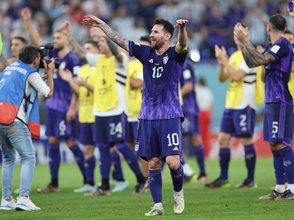 Argentina ya dio el primer paso para que Messi por fin pueda levantar la histórica copa del mundial al estacionarse en los octavos de final de Qatar 2022. Aquí contamos detalles que no se vieron en TV.