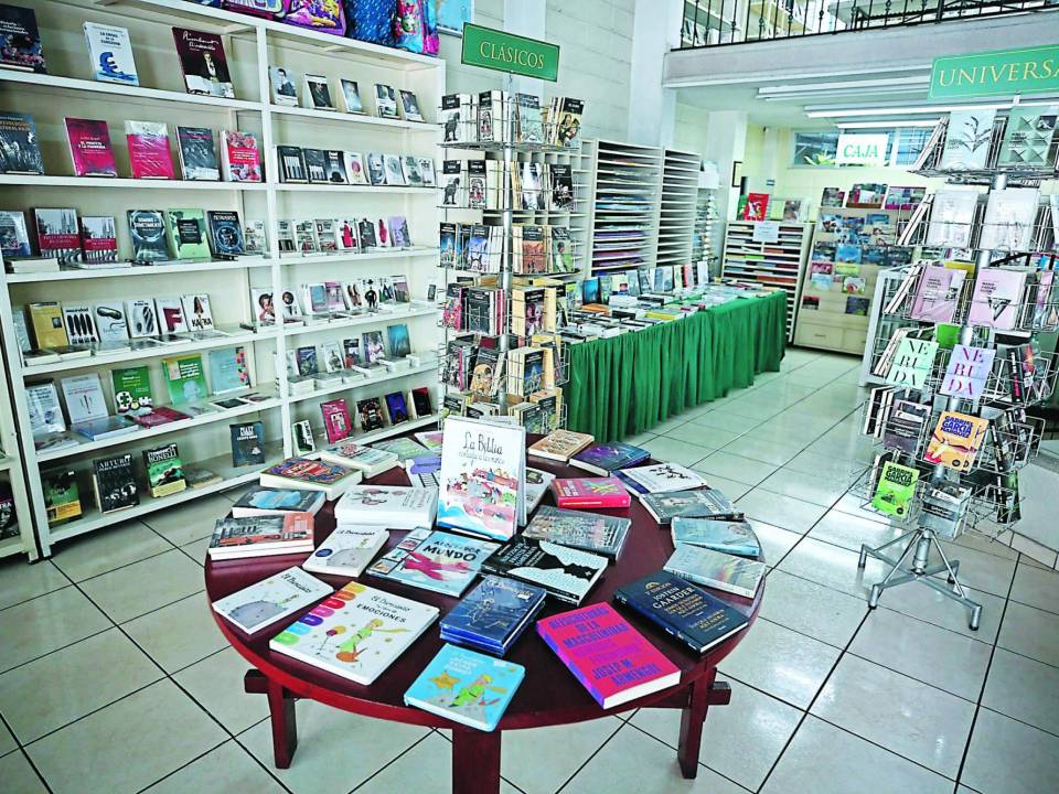 Los libros en físico todavía son una alternativa en la capital