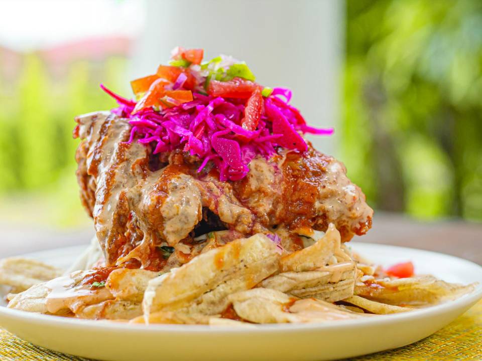 <b>Día Nacional del Pollo Chuco.</b> En el mes de enero en San Pedro Sula se conmemora este plato, ya que es una delicia originaria de la capital industrial. Por ello, reina en este destino.