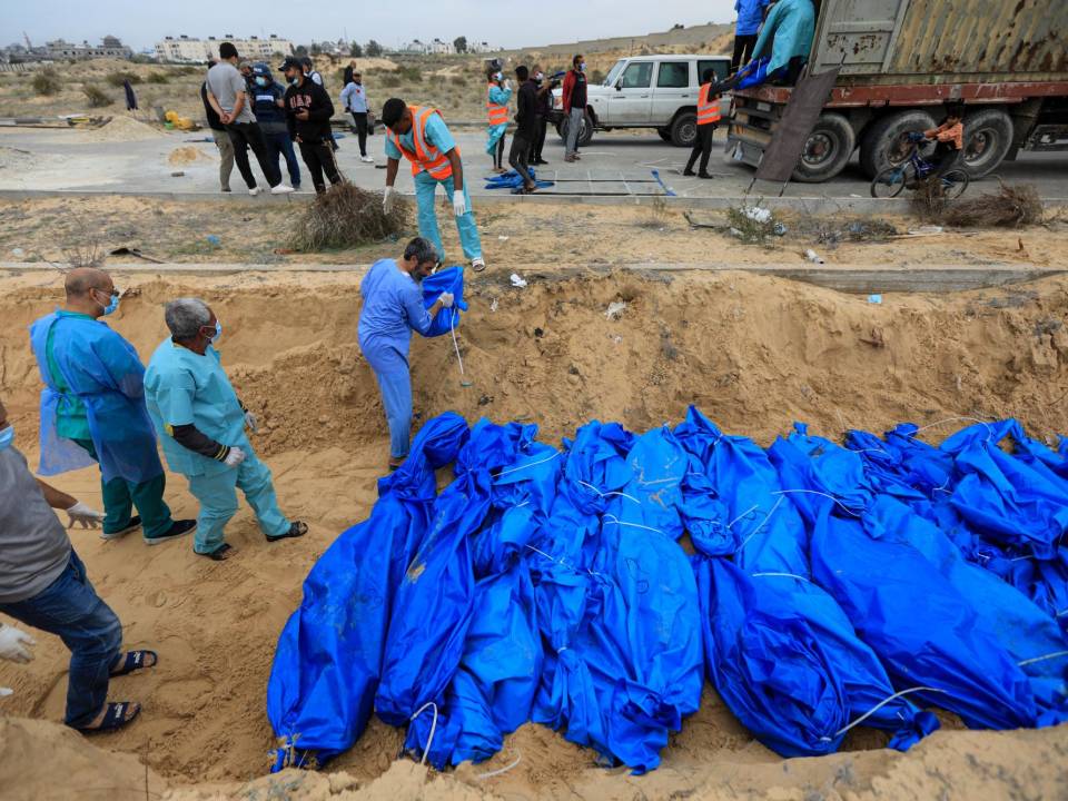 Más de 100 palestinos fueron enterrados el mes pasado en una fosa común en Khan Younis.