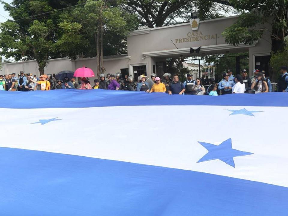 Unidos como un solo pueblo, una sola Honduras, católicos, evangélicos y sociedad civil se manifestaron este sábado -22 de julio- en contra de la Ley de ideología de género en distintas ciudades del país. A continuación le dejamos los mensajes que en pancartas y mantas portó la población al manifestarse.