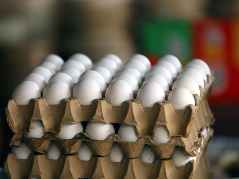 El cartón de huevos pasó de 100 a 130 lempiras en los mercados, y en algunas pulperías capitalinas ya lo ofrecen a 150 lempiras.