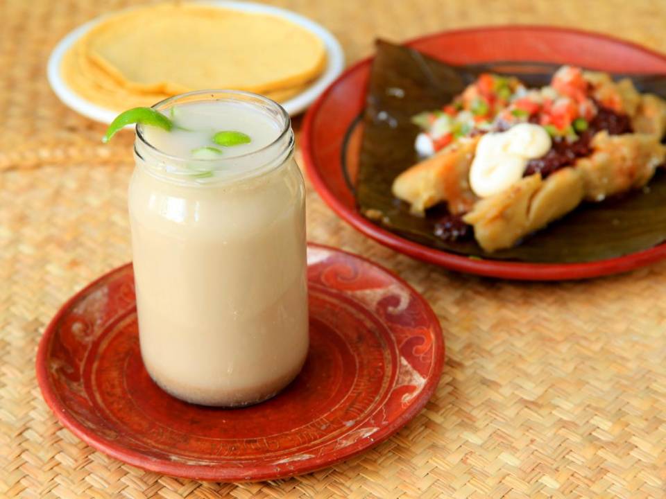La horchata es una bebida a base de arroz, deliciosa, refrescante y muy consumida en Honduras. Por tradición, el vaso se decora con un pequeño trozo de cáscara de limón.